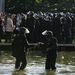 Magyarország: A rendőrök összeszedik felszerelésüket az Erzsébet téri
gárdatüntetés után.

Az index cikke »


