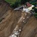 Németország: A Szász-Anhalt tartománybeli Nachterstedtben egy földcsuszamlás következtében egy kétemeletes családi ház egyszerűen elsüllyedt a bányatóban. Hármam meghaltak.

Az index cikke »