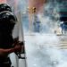Venezuela: Chavez-ellenes tüntetők összecsapnak a rendőrséggel Caracasban.