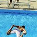 Németország: Fejest ugranak a medencébe egy brémai uszodában. Csütörtökön 35 fokot mértek, ez volt addig a legmelegebb nap idén Németországban