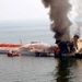 Malajzia: Lángoló tankhajót oltanak Kuala Lumpurtól 50 km-re. Az 58 ezer tonna üzemanyagot szállító tanker egy másik hajóval ütközött