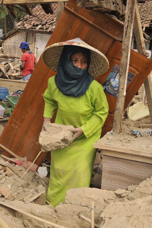 Indonézia: Túlélők után kutatnak a mentőcsapatok Jáva nyugati részén egy 7,3-as erősségű földrengés után. Legalább negyvenöten meghaltak.

Az index cikke »