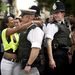 Egyesült Királyság: Résztvevők és rendőrök a Notting Hill-i karneválon Londonban