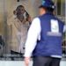 Kolumbia: Francisco Javier Cartagena öngyilkossággal fenyegetőzik egy sikertelen túszejtős bankrablás végén. A zavarodott ember egy nő figyelmét akarta fölkelteni. 
