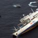 Fülöp-szigetek: Mentőhajók közelítik meg az oldalára dőlt Superferry 9-es utasszállító komphajót, amely balesetet szenvedett és elsüllyedt Fülöp-szigeteknél. A fedélzeten tartózkodó 964 emberből 880 főt sikerült kimenteni, hárman életüket vesztették, 88-an pedig eltűntek.

Az index cikke »
