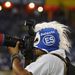 Salvador: Helyi fotóriporter El Salvador nemzeti színeit viseli a fején a világbajnoki selejtező mérkőzésen.