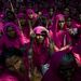 India: A rózsaszínek bandája nevű vidéki nőjogi csoport aktivistái tüntetnek Újdelhiben. A 2006-ban alakult csoport azért választotta a rózsaszínt, mert a többi színt már a pártok használják.
