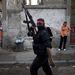 Gázai övezet: PFSZ-fegyveres egy izraeli válaszcsapásban megölt bajtársa temetési menetében, a Hamász uralta Gázai övezetben