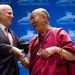 Egyesült Államok: John McCain és Tom Lantos özvegye, Annette Lantos gratulálnak a dalai lámának az emberi jogi Lantos-díjhoz a washingtoni díjátadón.