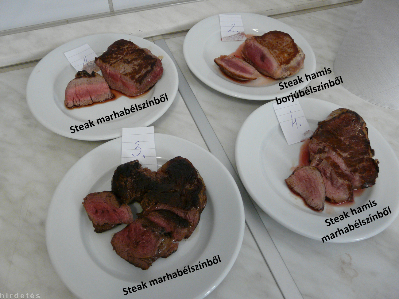 A hamis bélszín – a sertéshúsra jellemző módon – sütéskor kifehéredett, míg belül nyers maradt – egyértelmű jele a hamisításnak