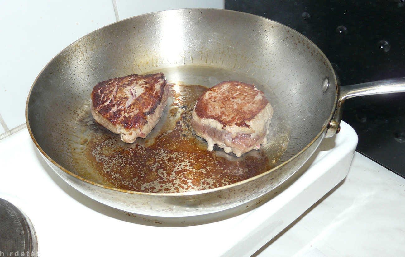 A hamis bélszín – a sertéshúsra jellemző módon – sütéskor kifehéredett, míg belül nyers maradt – egyértelmű jele a hamisításnak