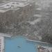 Vendég úszik egy izraeli hotel medencéjében, miközben sűrűn hull a hó