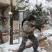 Szíriai felkelők harcolnak a hóban egy Aleppó melletti faluban