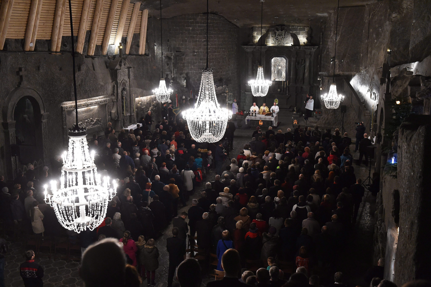 Lengyelországban a Világörökséghez tartozó Wieliczka sóbánya Szent Kinga kápolnájában tartottak szent misét karácsony alkalmával.