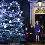 A brexit levezénylésével megbízott brit miniszterelnök, Theresa May is karácsonyi dalokat énekel.