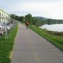 Idilli: igen, van szép kerékpárút a Duna partján, de az csak átutazóknak használható, és csak a Dunakanyar felé