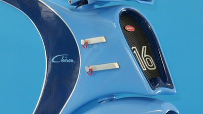 Felül a sorozatgyártású Chiron a cég megbízásából tervezett hivatalos kerékpárral, alul a Bugatti Vision Gran Turismo, Szabó Imre bringájával