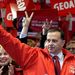 A választási eredményekről értesülő Mircea Geoana, 
a Szociáldemokrata Párt vezetője a győzelem jelét mutatja