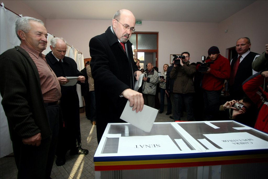 Markó Béla, a Romániai Magyar Demokrata
 Szövetség (RMDSZ) elnöke (b4) sajtótájékoztatót tart a romániai parlamenti 
választásokat követő első exit poll eredmények kihirdetése után az RMDSZ
 marosvásárhelyi választási partiján