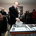 Markó Béla szenátorjelölt, a Romániai Magyar Demokrata Szövetség elnöke szavaz egy marosvásárhelyi szavazóhelyiségben