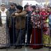 Romák várakoznak egy választási helyiség előtt, hogy leadják szavazatukat a Bukaresttől 30 km-re fekvő Sinteti faluban