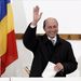 Traian Basescu román elnök integet, amikor leadni készül szavazatát Bukarestben 