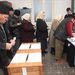 Választópolgárok és a szavazatszedő bizottság tagjai Karcfalván
