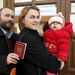 Cristian Stavaru román-magyar kettős állampolgár 
feleségével és 9 hónapos kislányával érkezik Románia gyulai főkonzulátusához,
 hogy leadja szavazatát