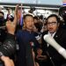 Chamlong Srimuang (balra) a kormányellenes tüntetők egyik vezetője. A tüntetők elhagyták a repülőteret, miután távozott a thai kormány