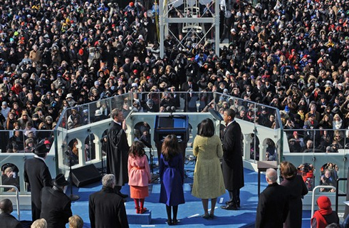Obama és neje, Michelle, valamint a Biden házaspár, Joe és Jill integetve búcsúznak az elnöki helikopteren távozó George W. Bushnak. Bush a beiktatás után egy órával már gépre szállt és hazautazott texasi ranchára.