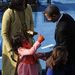 Obama kisebbik lánya, Sasha feltartott hüvelykujjával jelzi, hogy tetszett neki apja beszéde.