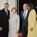 George W. Bush és neje üdvözli az új elnöki párt, Michelle és Barack Obamát. 