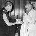 A dalai láma Nehru indiai miniszterelnökkel találkozik 1959. szeptember 7-én. A láma politikai menedékjogot kapott Indiától a márciusi felkelés után.