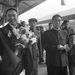 Csu En-laj kínai miniszterelnök fogadja a Lhászából érkező pancsen lámát 1959. április 20-án, a pekingi pályaudvaron.