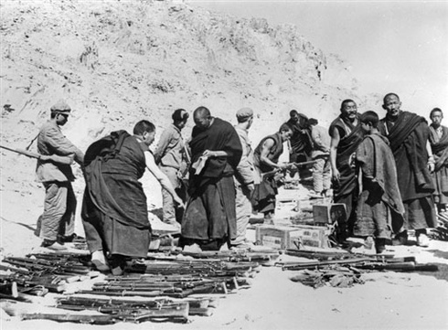 Tibetiek a Potala palota előtt, Lhászában.