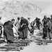 Lázadó tibeti szerzetesek lefegyverzése 1959 áprilisában.