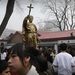 Peking: kínai katolikusok gyülekeznek misére a főváros egyik keresztény templománál