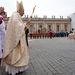 Vatikán: XVI. Benedek pápa érkezik a húsvét vasárnapi misére 