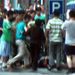 Han kínaiak  magányos ujgurt vernek az utcán július 8-án