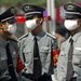 2003. június 1.: maszkot viselnek a pekingi utcán álló biztonsági őrök, hogy megvédjék magukat a SARS vírustól. Hivatalos kínai adatok szerint 5328-an fertőzödtek meg, közülük 332-en meghaltak Kínában, több elemző szerint azonban ennél sokkal többen kaphatták el a betegséget.