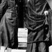 1959: április 25.: az Indiába befogadott dalai láma Dzsaváharlál Nehru, az első indiai miniszterelnök társaságában.