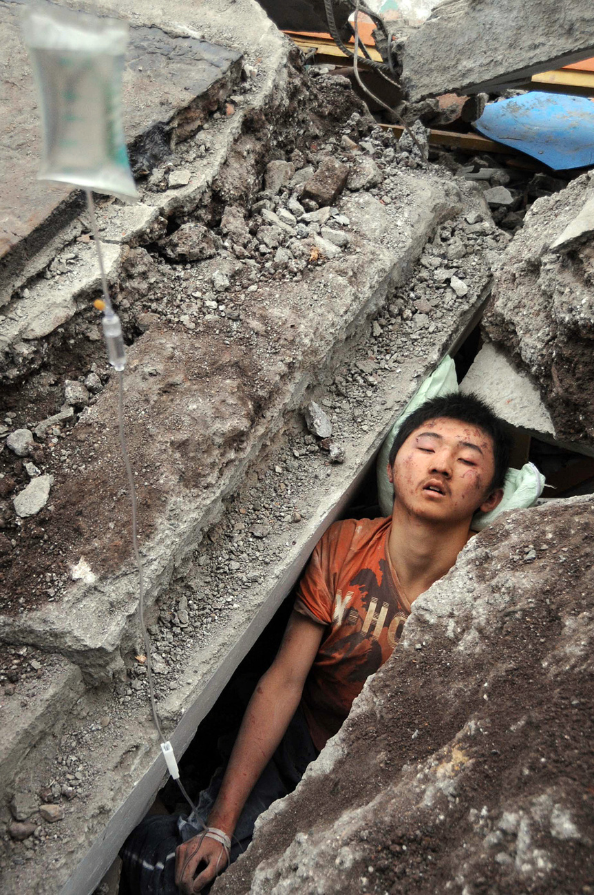 2009: A shanghai Pudong üzleti negyed látképe a 2010-es világkiállításra készülő sétányfelújítás hátterében