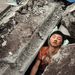 2008. május 13.: a mentőcsapatokra vár egy törmelék alá szorult kínai fiú Vencsuan megyében. Jinhsziu településének tízezer lakója közül mindössze 2300 embert találtak meg élve a Richter-skála szerinti 7,9-es erősségű földrengés után.