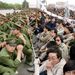 1989. április 22.: a Tienanmen téren tüntető diákok a rendőrök sorfalával szemben. Április 16-án halt meg Hu Jao-pang korábbi párttitkár, akit a keményvonalas kommunisták azért váltottak le, mert túl liberálisnak tartották politikáját. Halálhírére országszerte szimpátiatüntetéseket tartottak, Pekingben pedig több tízezre gyűltek össze a Tienanmen téren.