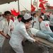 1989. május 17.: a mentők hordágyon szállítják el a Tienanmen térről azt a diákot, aki néhány nappal az éhségsztrájk kezdete után rosszul lett.