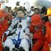 2003. október 15.: biztonságban földet ér az első kínai űrhajós visszatérő kapszulája az észak-kínai Belső-Mongólia tartomány egy sivatagában. Jang Li-vejnek Ven Csia-pao miniszterelnök is gratulált.