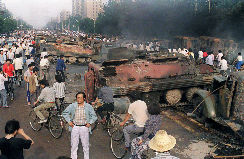 2009: A shanghai Pudong üzleti negyed látképe a 2010-es világkiállításra készülő sétányfelújítás hátterében