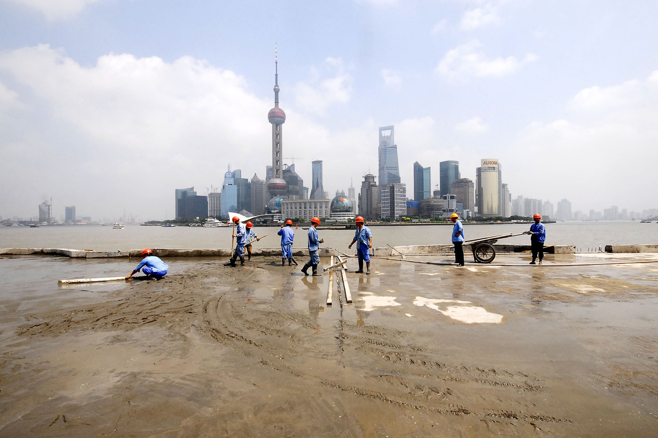 2009: A shanghai Pudong üzleti negyed látképe a 2010-es világkiállításra készülő sétányfelújítás hátterében