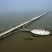 A világ leghosszabb tengeri hídja 2007-ben épült meg 1.4 milliárd dollárból Hangzhou öbölben.

