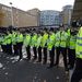 A politikus meghívása ellen tüntetők csütörtök estére teljesen eltorlaszolták a BBC hatalmas nyugat-londoni televíziós stúdióépülete előtti utakat, többen összetűztek a rendőrökkel.
